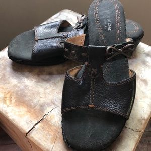 Naturalizer black leather sandals with brown trim